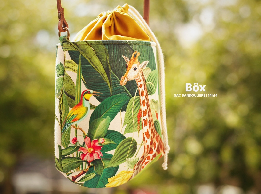 Böx | 2019

Sac bandoulière pensé pour être unique, confortable et pratique.
À chaque modèle, un nouveau style !
Format compact & tenue semi-rigide. Il protège l’essentiel et se referme d’un geste grâce à son lien coulissant intégré.