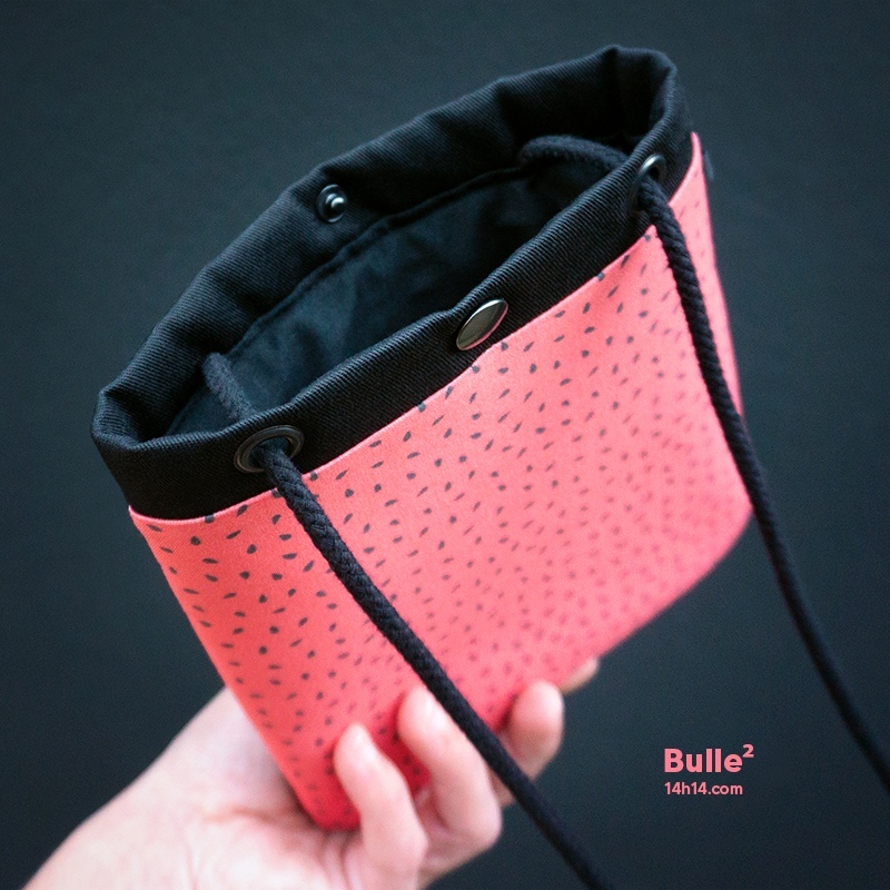 Bulle² | 2021

Sac compact et léger, marqué par son cordon traversant.
Semi-rigide, il protège l’essentiel en toute simplicité grâce à sa fermeture par bouton-pression.