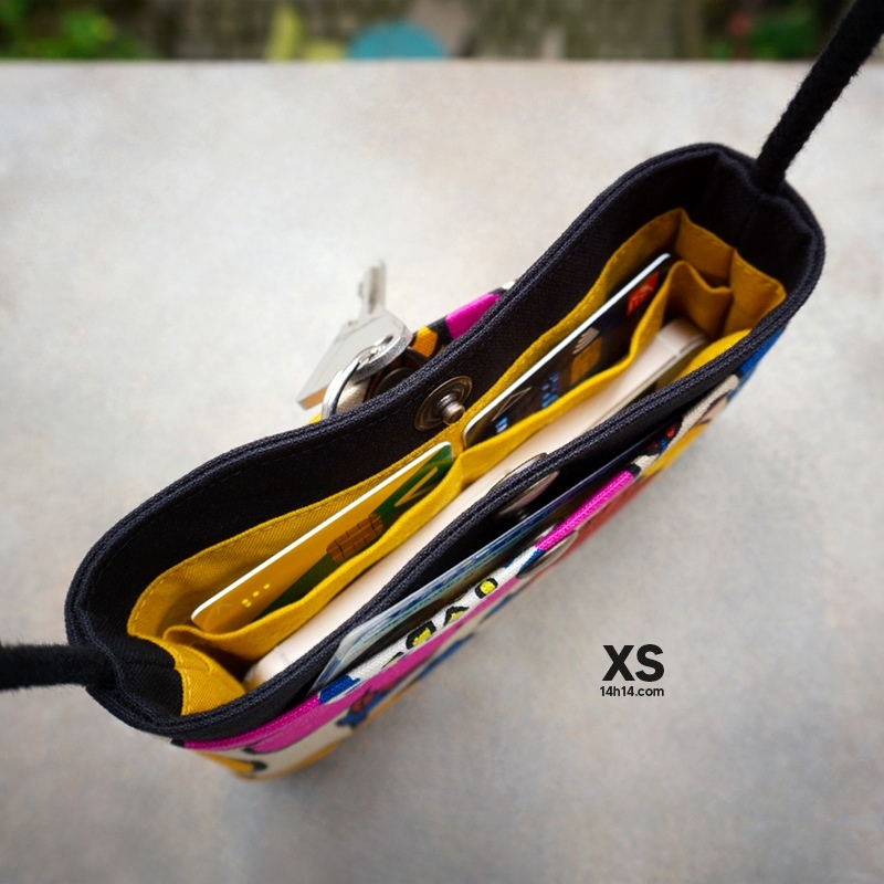 XS | 2021

Petit format, gros potentiel !
Ultra-compact, ce sac offre plusieurs poches pour organiser l’essentiel.
Discret, il se glisse sous une veste pour voyager ou sortir en toute sérénité.