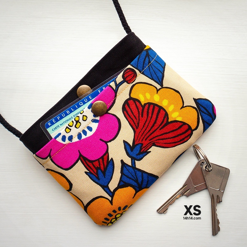 XS | 2021

Petit format, gros potentiel !
Ultra-compact, ce sac offre plusieurs poches pour organiser l’essentiel.
Discret, il se glisse sous une veste pour voyager ou sortir en toute sérénité.