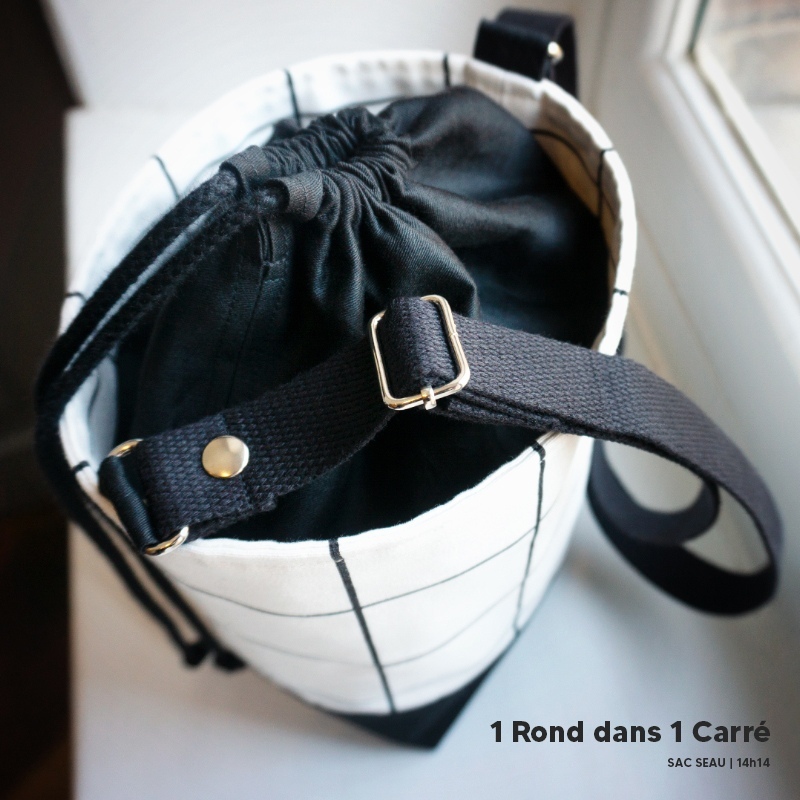 1 Rond dans 1 Carré |  2021

Sac seau à bandoulière ajustable.