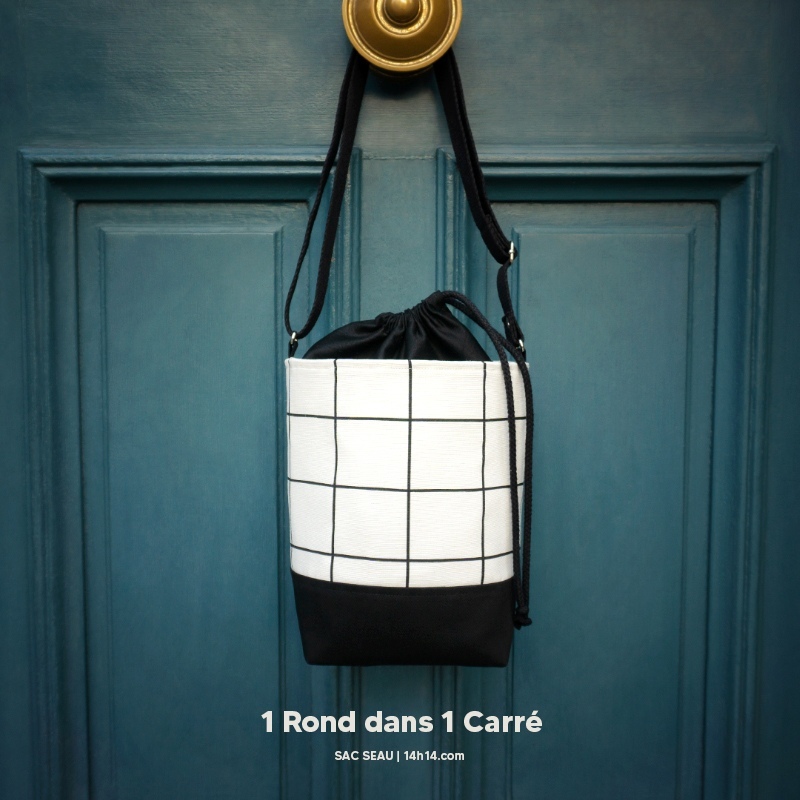 1 Rond dans 1 Carré |  2021

Sac seau à bandoulière ajustable.